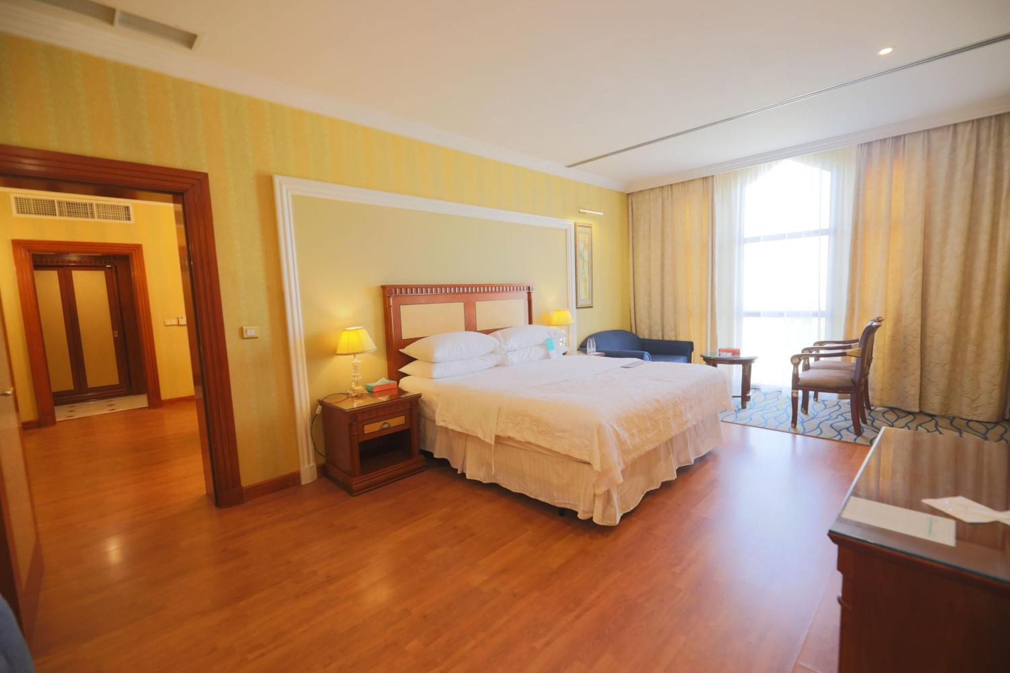 Le Meridien Medina Exterior foto A bedroom at the hotel