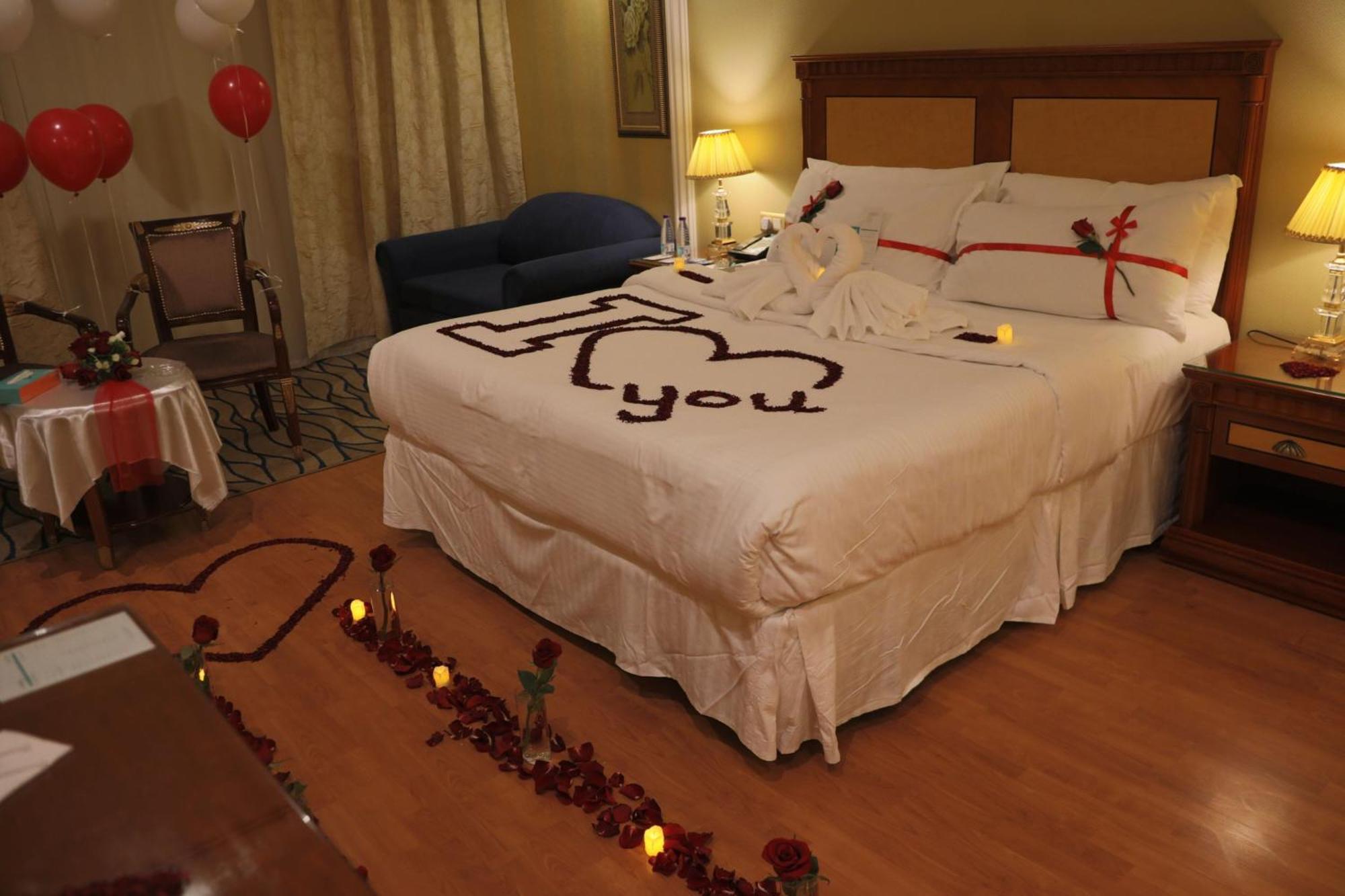 Le Meridien Medina Exterior foto A bedroom decorated for Valentine's Day