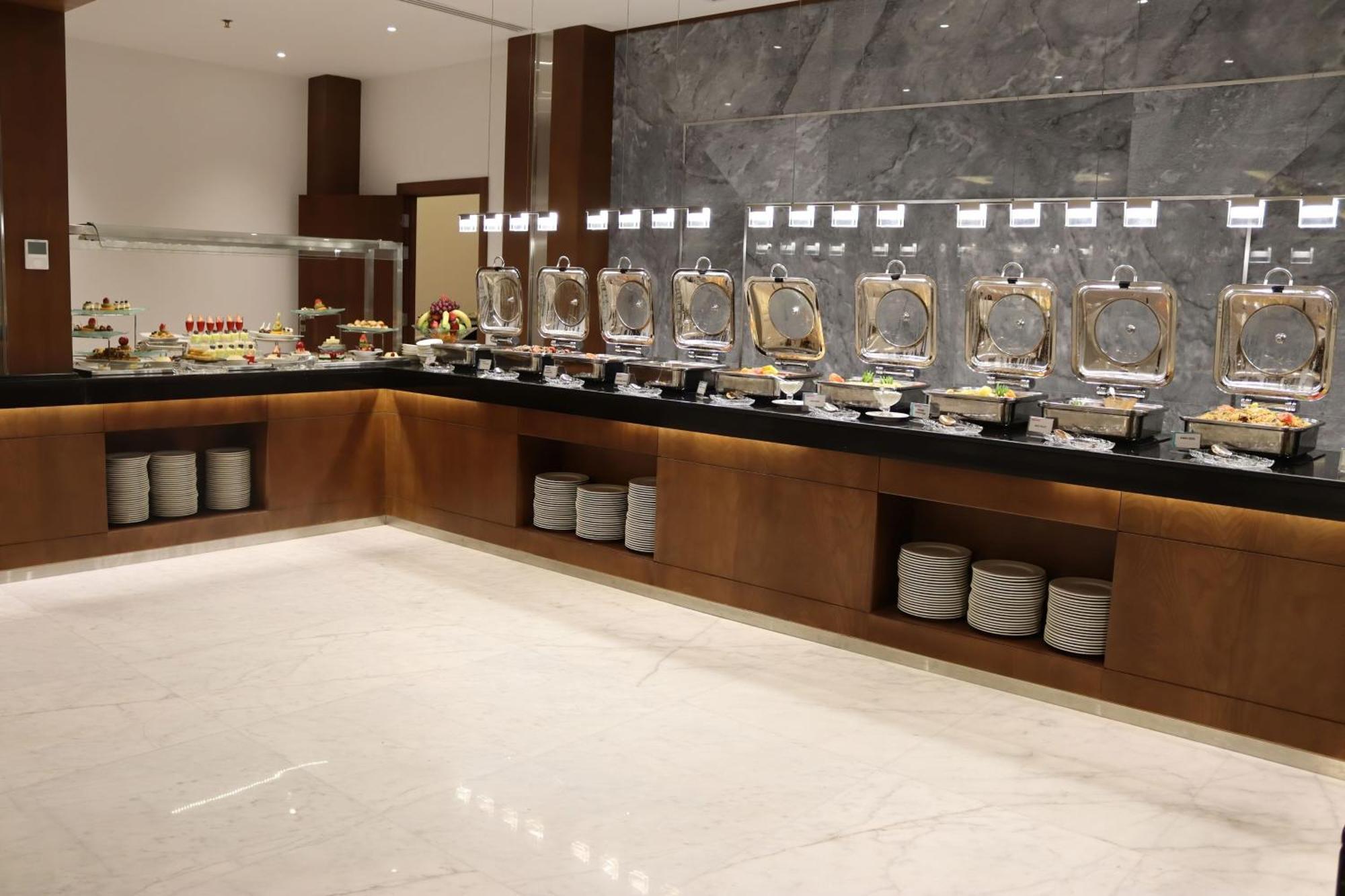 Le Meridien Medina Exterior foto A buffet at a hotel
