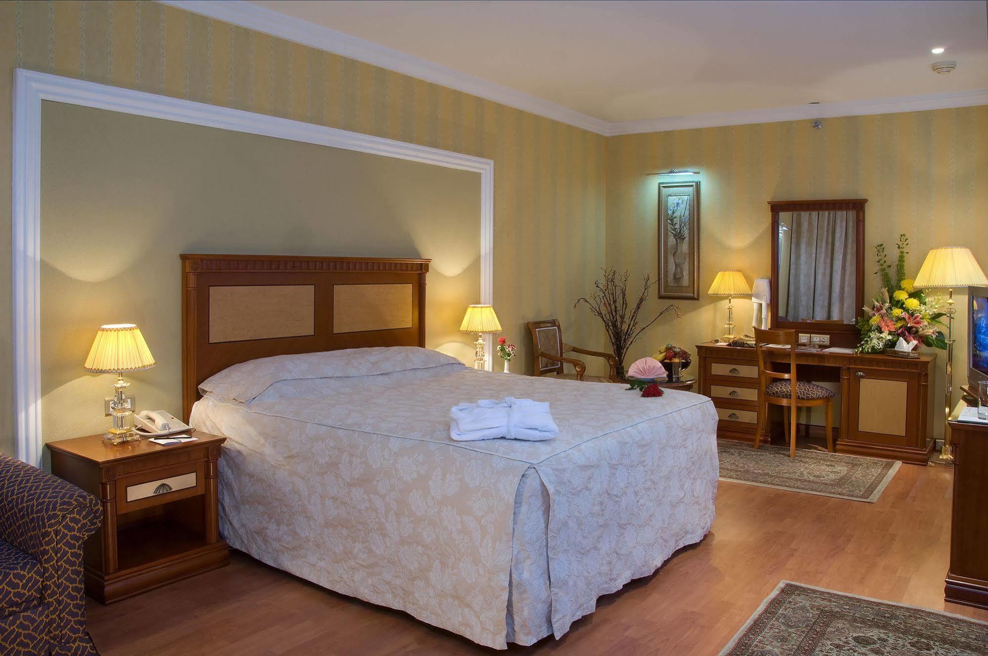 Le Meridien Medina Exterior foto A bedroom at the hotel